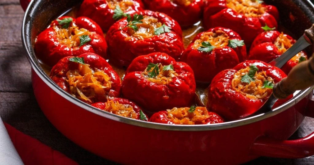 Фарширований перець можна приготувати без м’яса: проста начинка з капусти та моркви