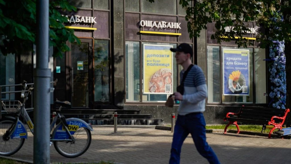 Ощадбанк може заблокувати пенсійну картку: як отримати з рахунку 17 294 грн