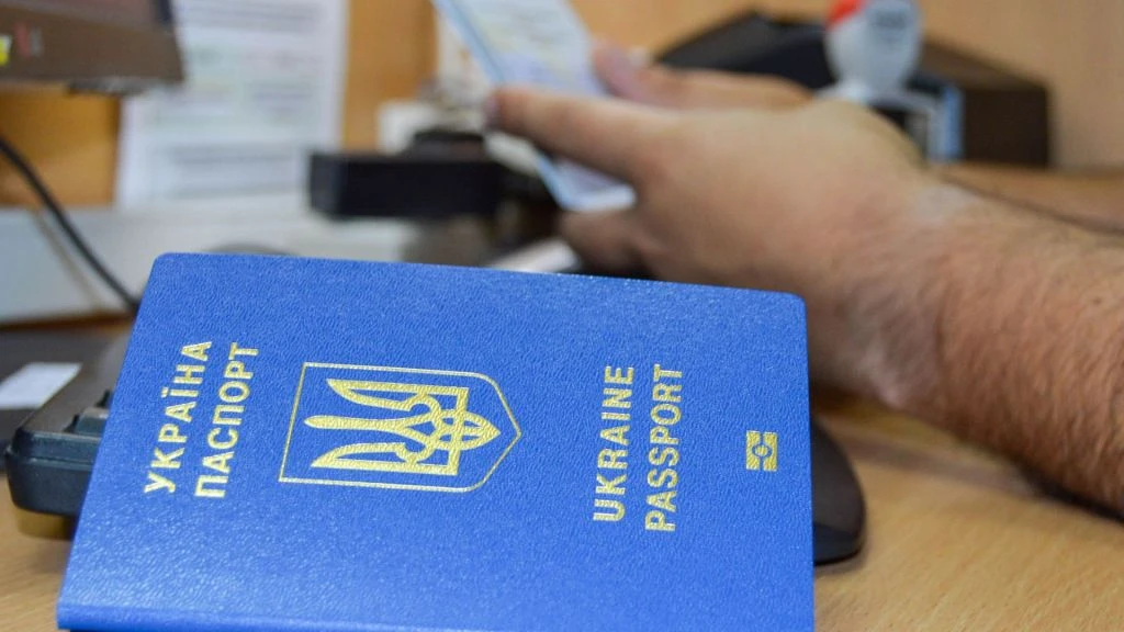 Батько трьох дітей може виїхати за кордон: які документи перевірять обов’язково