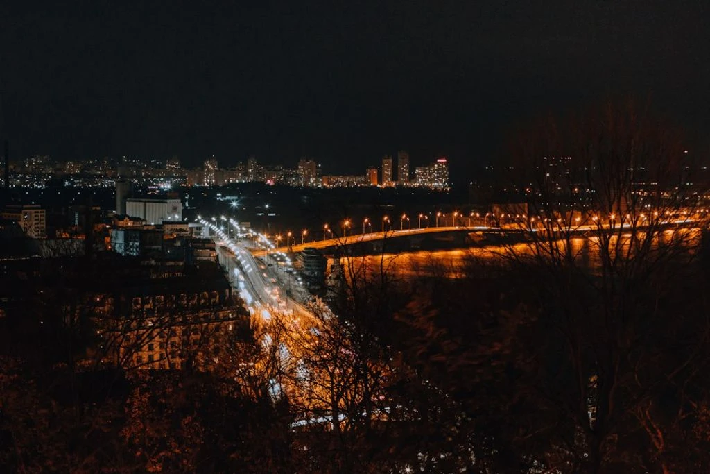 У Києві світло можуть вимикати до 12 годин: що радять зробити мешканцям багатоповерхівок